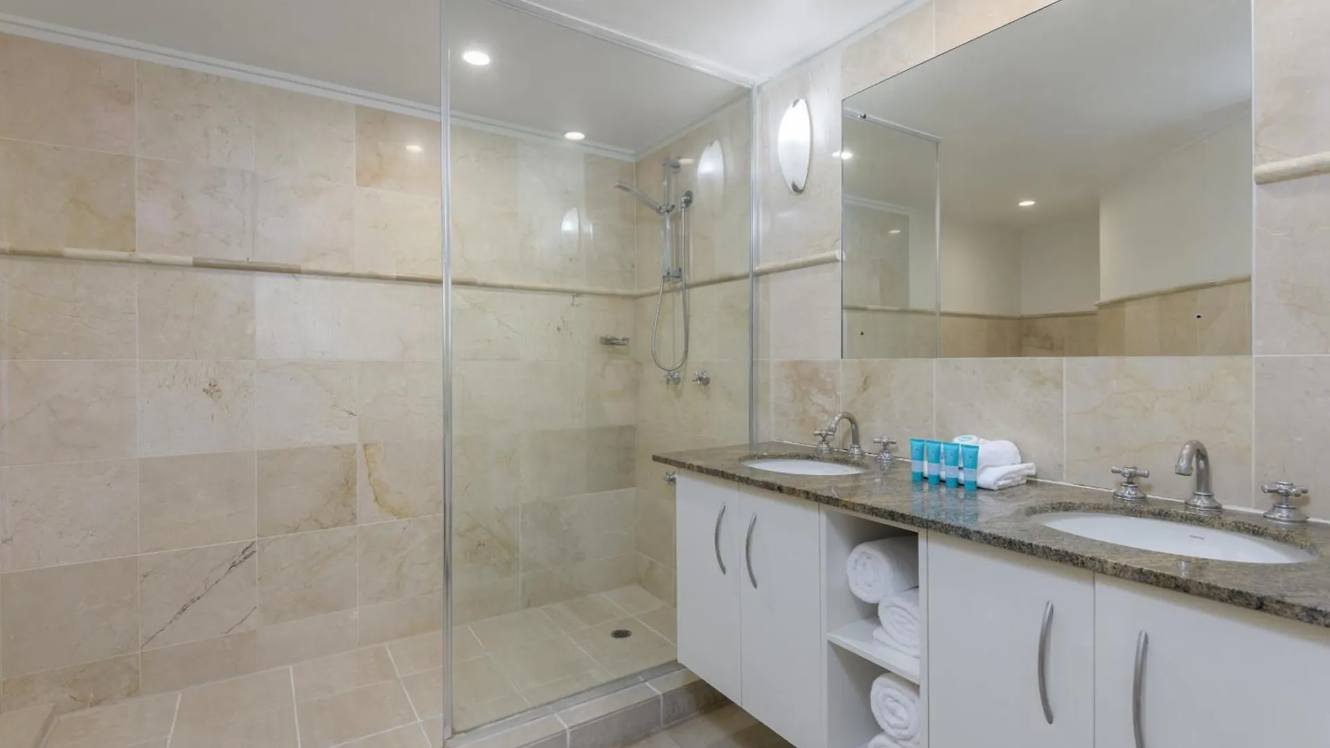 Mandalay Luxury Beachfront Apartments Port Douglas Hotel apartamentowy