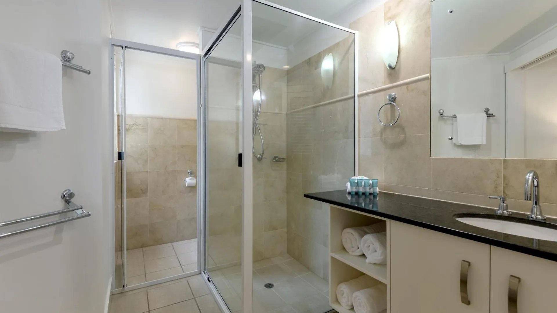 Mandalay Luxury Beachfront Apartments Port Douglas 5*,  Australia