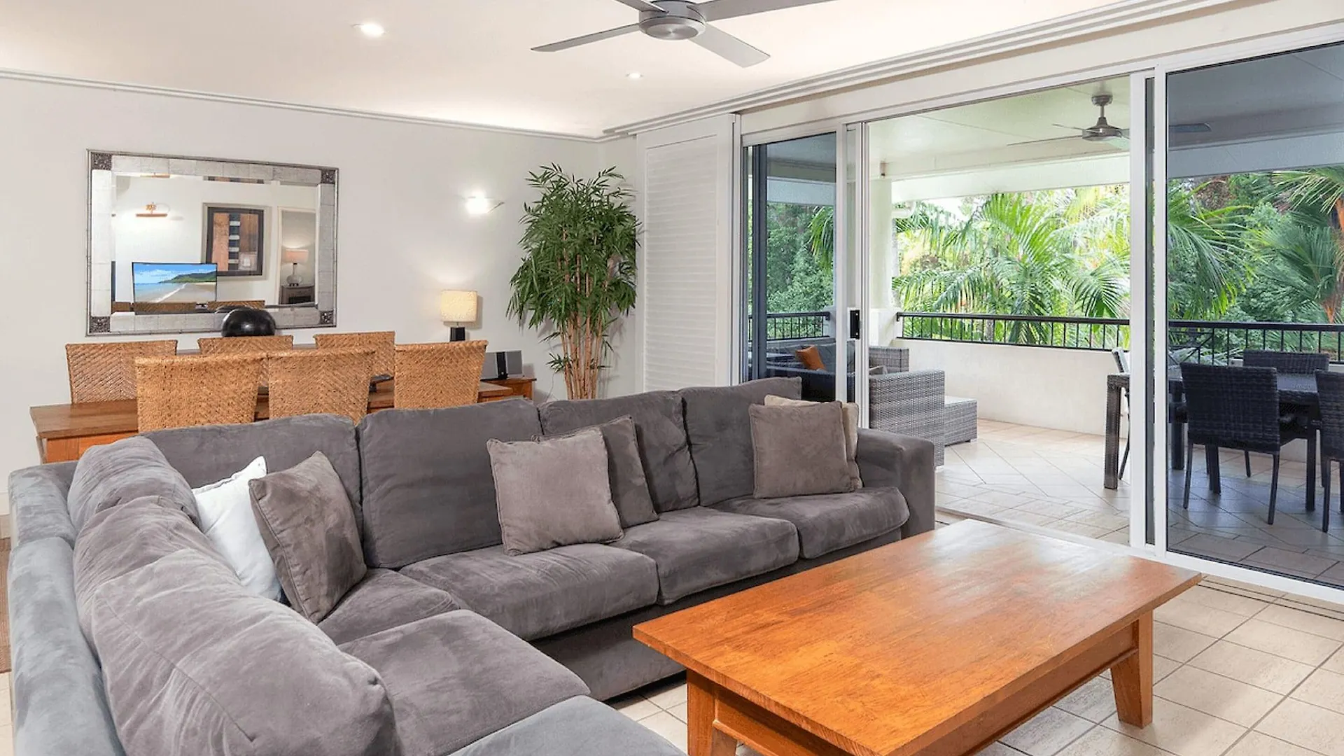 Aparthotel Mandalay Luxury Beachfront Apartments Port Douglas