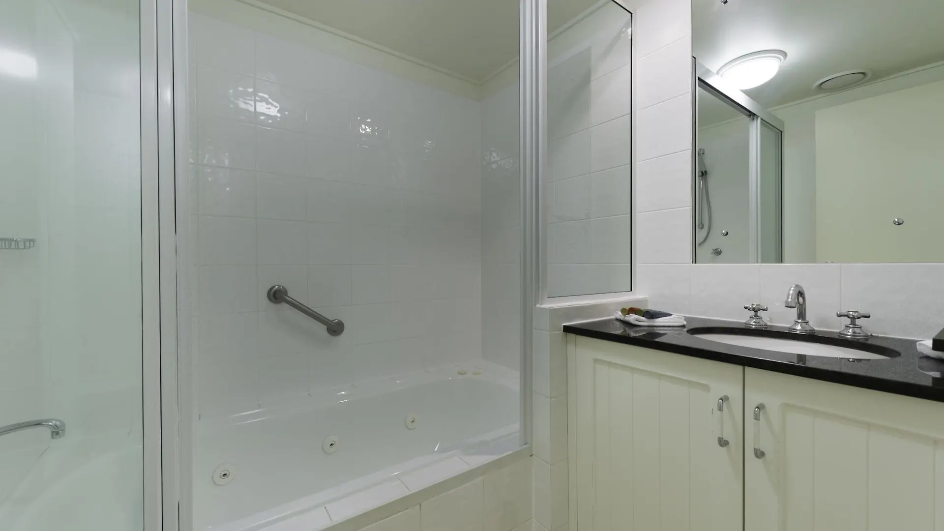 Mandalay Luxury Beachfront Apartments Port Douglas